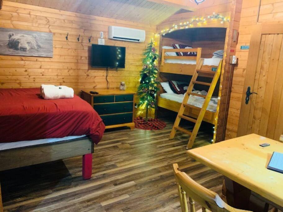 Honeybear Hideaway Cabin เฮย์วาร์ด ภายนอก รูปภาพ
